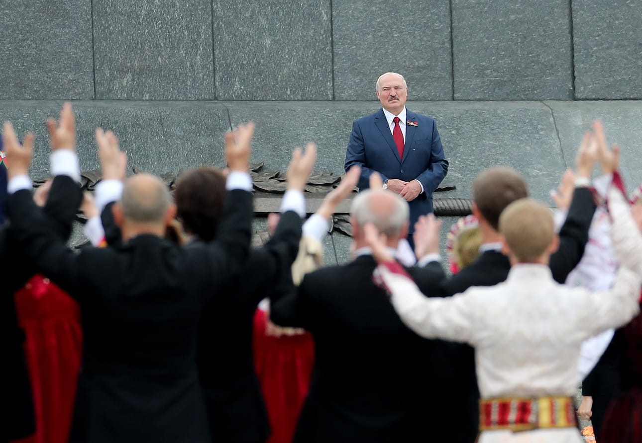 Valko-Venäjän presidentti Aleksandr Lukashenko johti maan itsenäisyyspäivän Minskissä juhlintaa 3. heinäkuuta. Eurooppalaistyylisiä koronarajoituksia ei koskaan asetettu maahan, vaan festivaaleja on pidetty entiseen tapaan.
