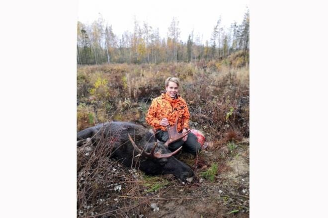 Teemu Pihlajamäki ja hänen toinen hirvensä lähellä Vähäjärveä ja entisaikojen tervahautaa, joka toimi passipaikkana. KUVA: HANNA KANKAANPÄÄ
