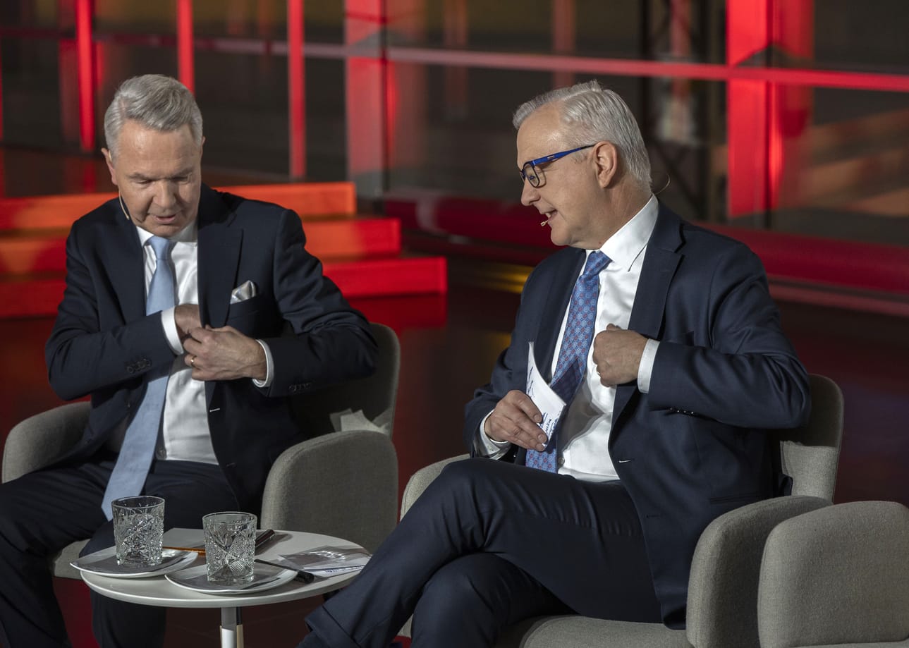 Politiikan ymmärtäminen on yksi niistä taidoista, joita koulun yhteiskuntaopissa opetetaan. Pekka Haavisto (vihr.) ja Olli Rehn (kesk.) presidentinvaalien ensimmäisellä kierroksella. Arkistokuva: ComPic / Mauri Ratilainen