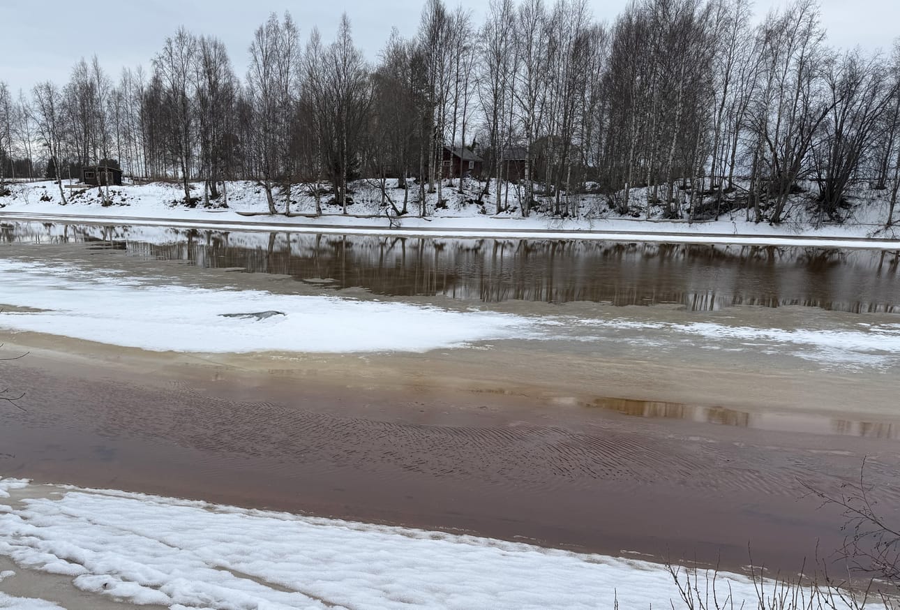 Siikajoen jäälle on noussut vesi Rantsilan kohdalla. Kevättulvahuipun arvioidaan olevan ennätysaikaisin jo sunnuntaina tai maanantaina. Vastarannalla näkyy koivurivistön alapuolella railo, joka muistuttaa, kuinka korkealla vesi kävi vuoden ensimmäisellä viikolla.