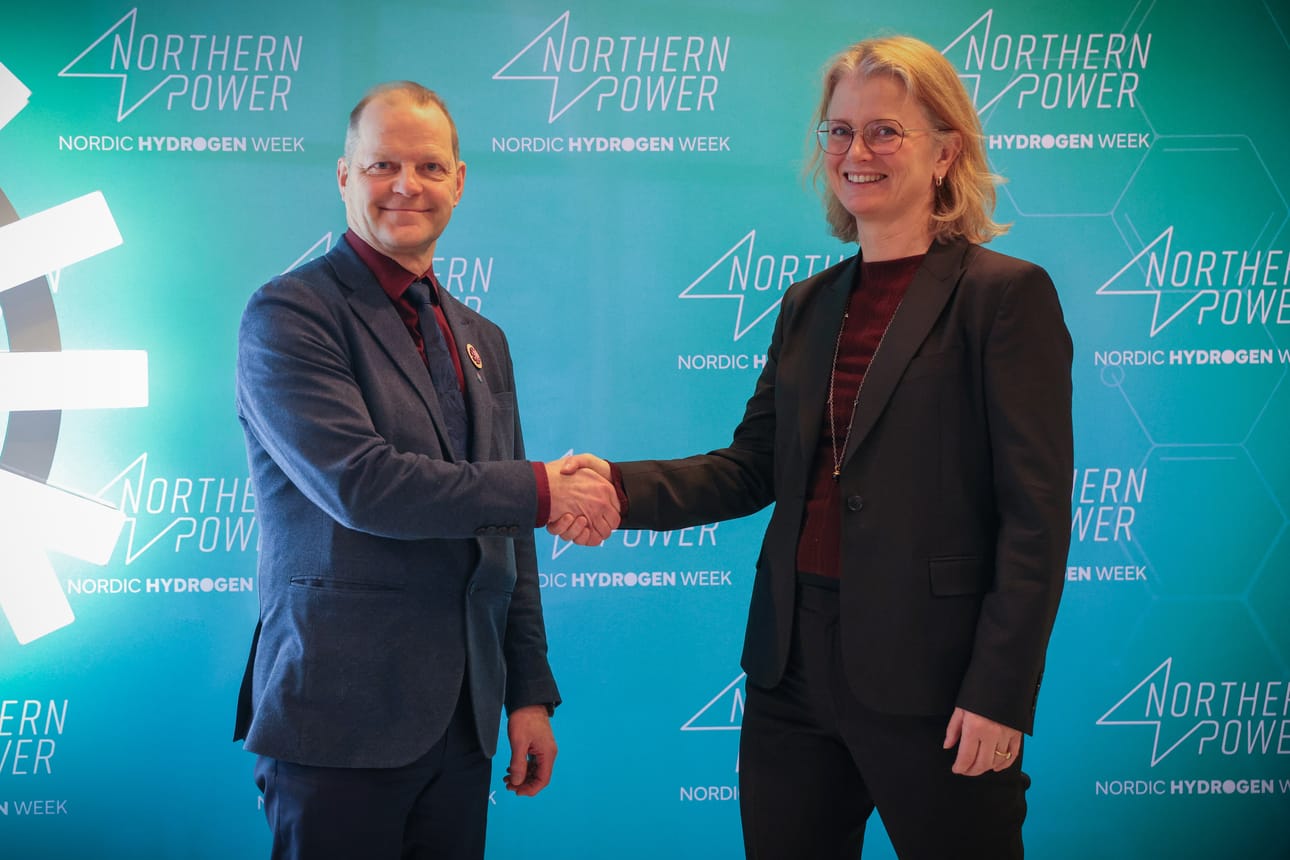 Oulu allekirjoitti aiesopimuksen Vihreäsaareen suunniteltavasta vihreän siirtymän teollisuusalueesta norjalaisen Hy2gen Nordic AS:n kanssa. Kuvassa Oulun kaupunginjohtaja Ari Alatossava ja Hy2gen Nordic AS:n toimitusjohtaja Hege Økland.