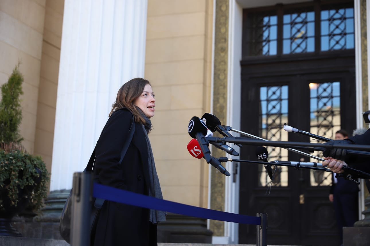 Opetusministeri Li Andersson saapui hallituksen neuvotteluun aamulla. Andersson toivoo päätöksiä koulujen tilanteesta mahdollisimman pian.