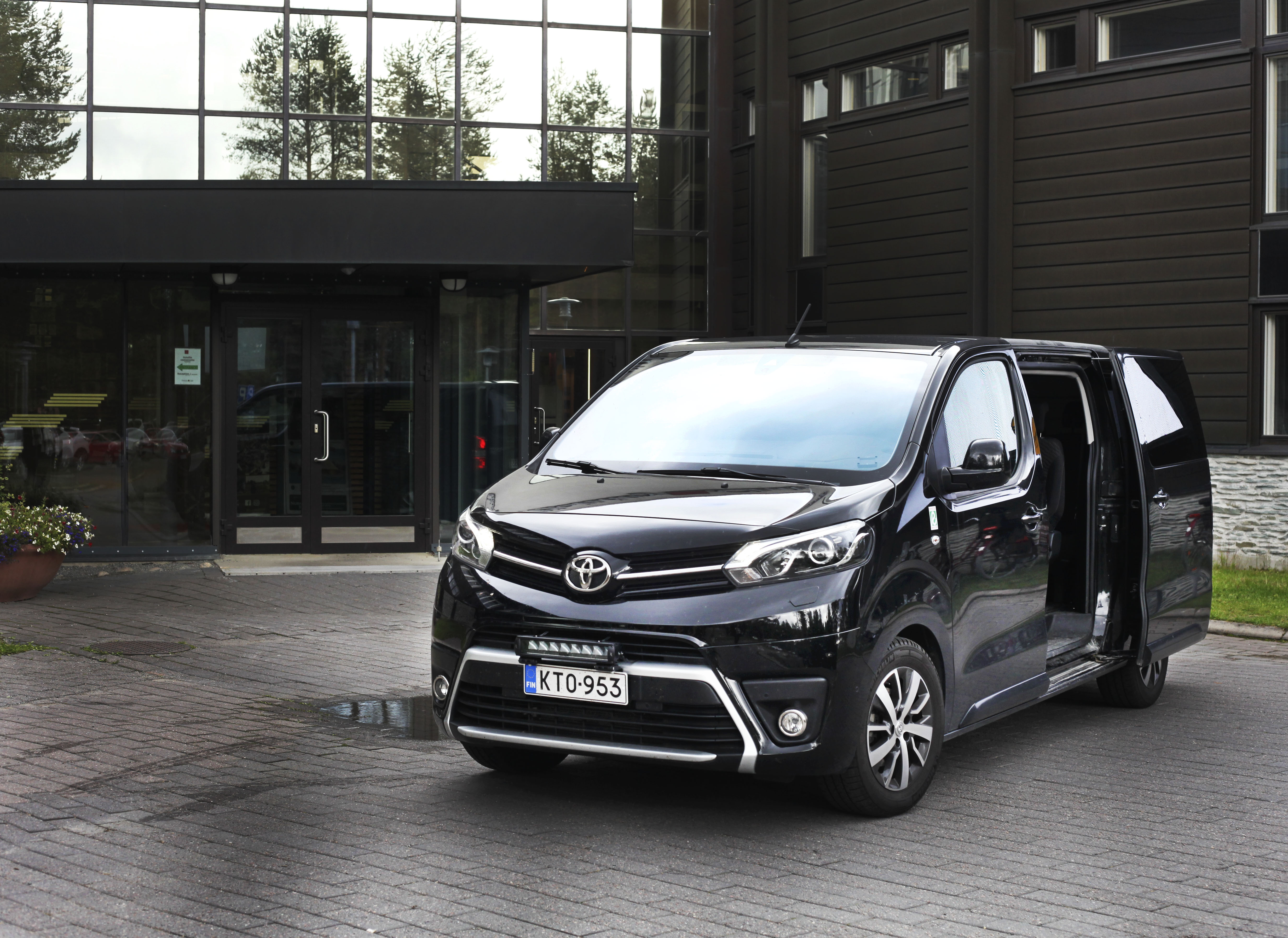Toyota Proace on tyylikkään näköinen, vaikka pohja onkin pakettiautossa.