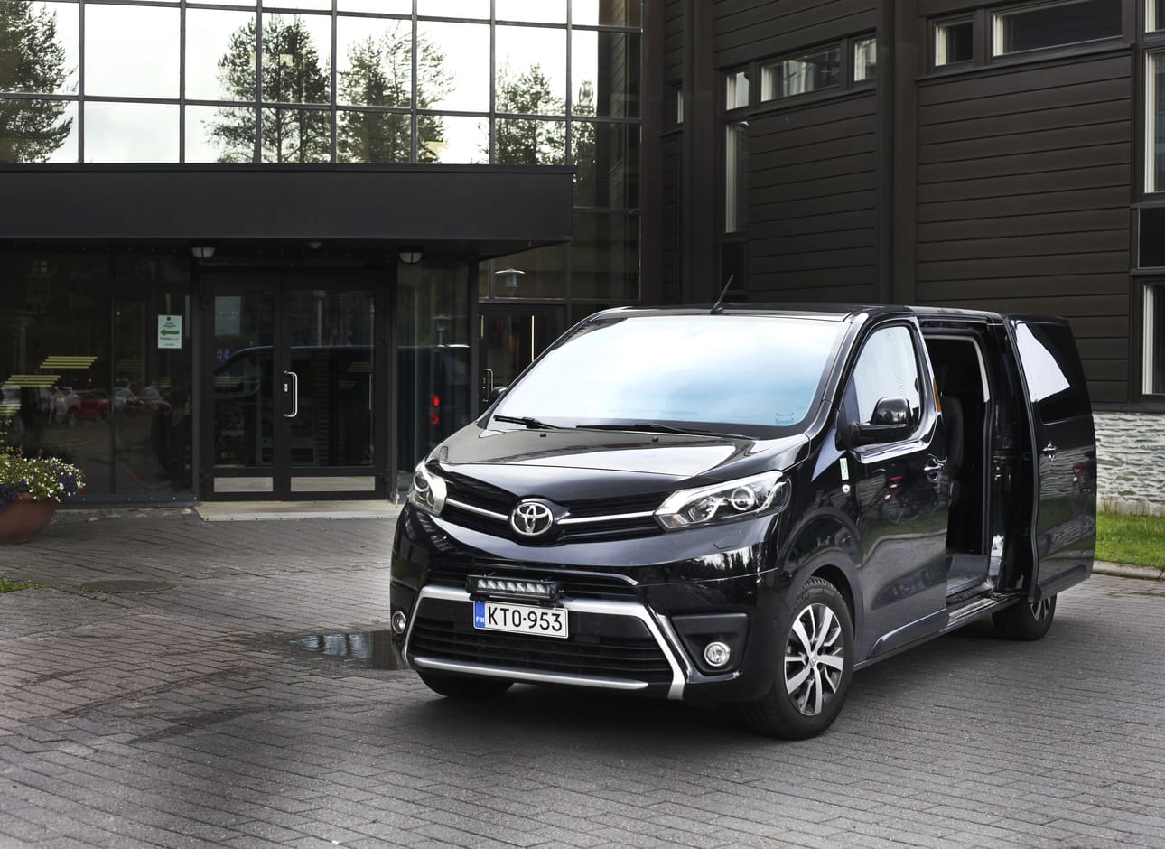 Toyota Proace on tyylikkään näköinen, vaikka pohja onkin pakettiautossa.