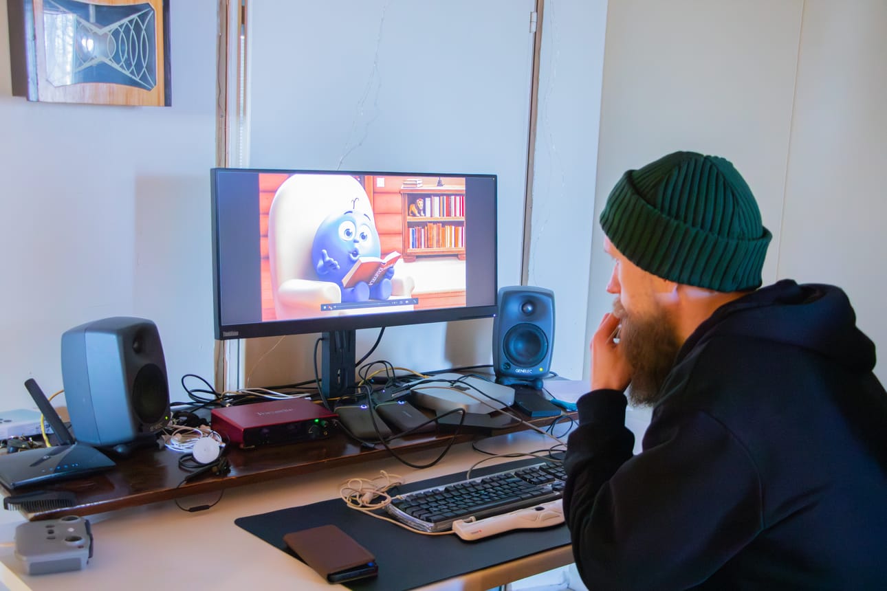 Mustikka Bombon tarinatuokio -videoilla tutustutaan Kalevalaan. Tällä hetkellä Jaakko Alamikkelä työstää sarjan toista osaa.