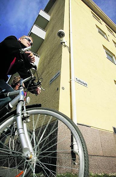 VR-talon päädyssä oleva kamera on yksi Oulun keskustan ja sen lähialueen valvontakameroista. Kolme kameraa on vielä asentamatta.