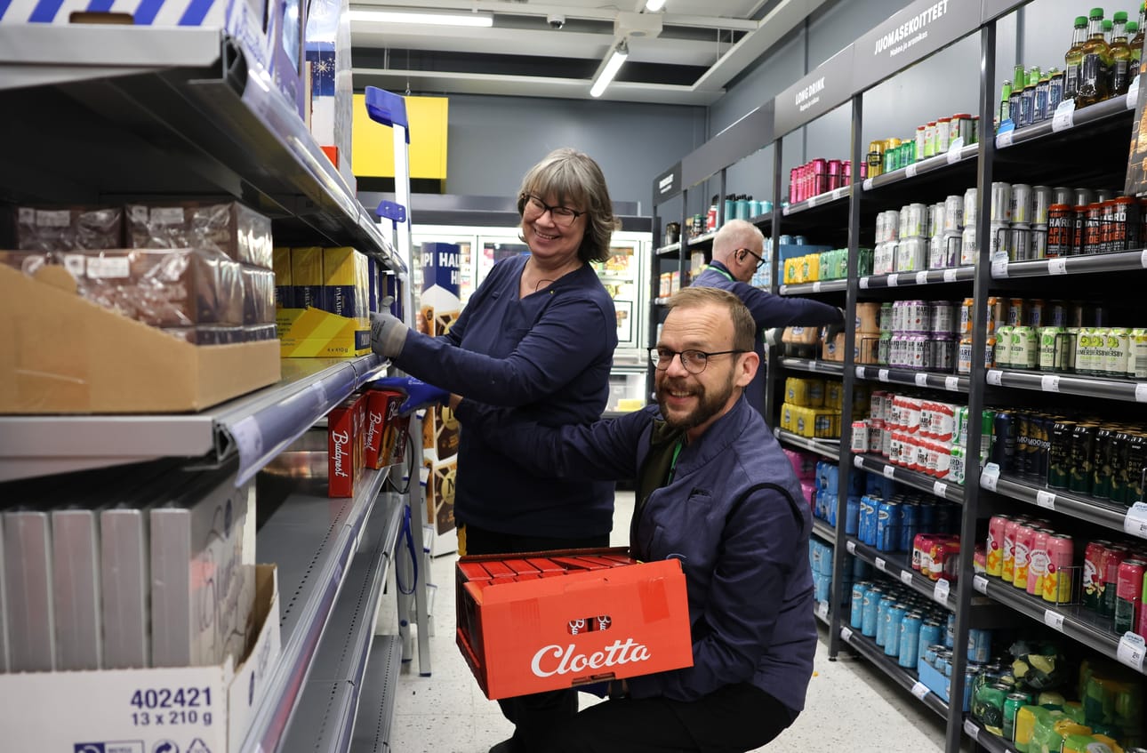 Janne Kujansivu aloitti Isojoella marketpäällikkönä syyskuussa. Myymälän entinen marketpäällikkö Tuula Kiviniemi jatkaa yhä kaupassa, vaikka tehtävät nyt vaihtuivatkin.