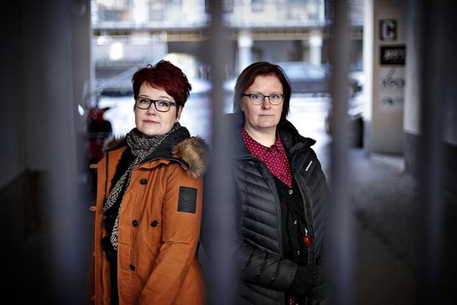 Päivi Ojanperä ja Tuula Peltosaari ovat selvittäneet yhteisessä kandidaatintutkielmassaan, mitä isien masennus on. Peltosaari opiskelee hoitotieteen maisteriohjelmassa Tampereen yliopistossa ja Ojanperä on hakemassa opiskelemaan terveystieteitä. Molemmat ovat suorittaneet terveystieteiden aineopinnot avoimen yliopiston kautta Tampereen yliopistossa Seinäjoelta käsin. KUVA: TOMI KOSONEN