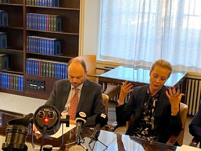 Venäjän opposition kärkihahmot Vladimir Kara-Murza ja Julija Navalnaja kertoivat perjantaina suomalaistoimittajille, kuinka tärkeää on se, että demokraattiset länsimaat tukevat Venäjän oppositiota.