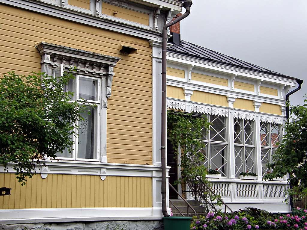 Näkymä salista arkiolohuoneen ja kirjaston kautta ruokasaliin.