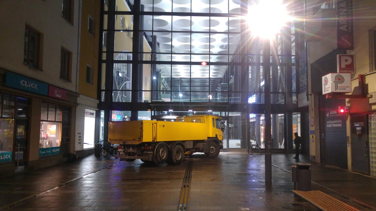 Perjantai-iltana Rotuaarin päätyihin ja kauppakeskus Valkean edustalle tuodut esteet ovat paikallaan toistaiseksi.