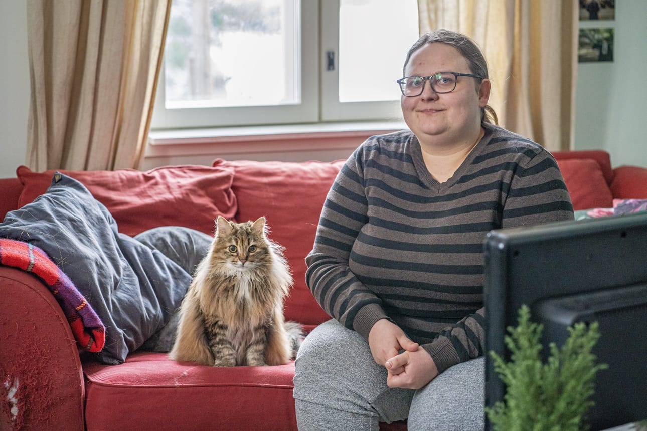 Sohva on Henniina Isoahon kissoille mieluinen paikka. – Sen rispaantuminen kuuluu lemmikinomistajan elämään, sanoo Isoaho vieressään Malla-kissa.