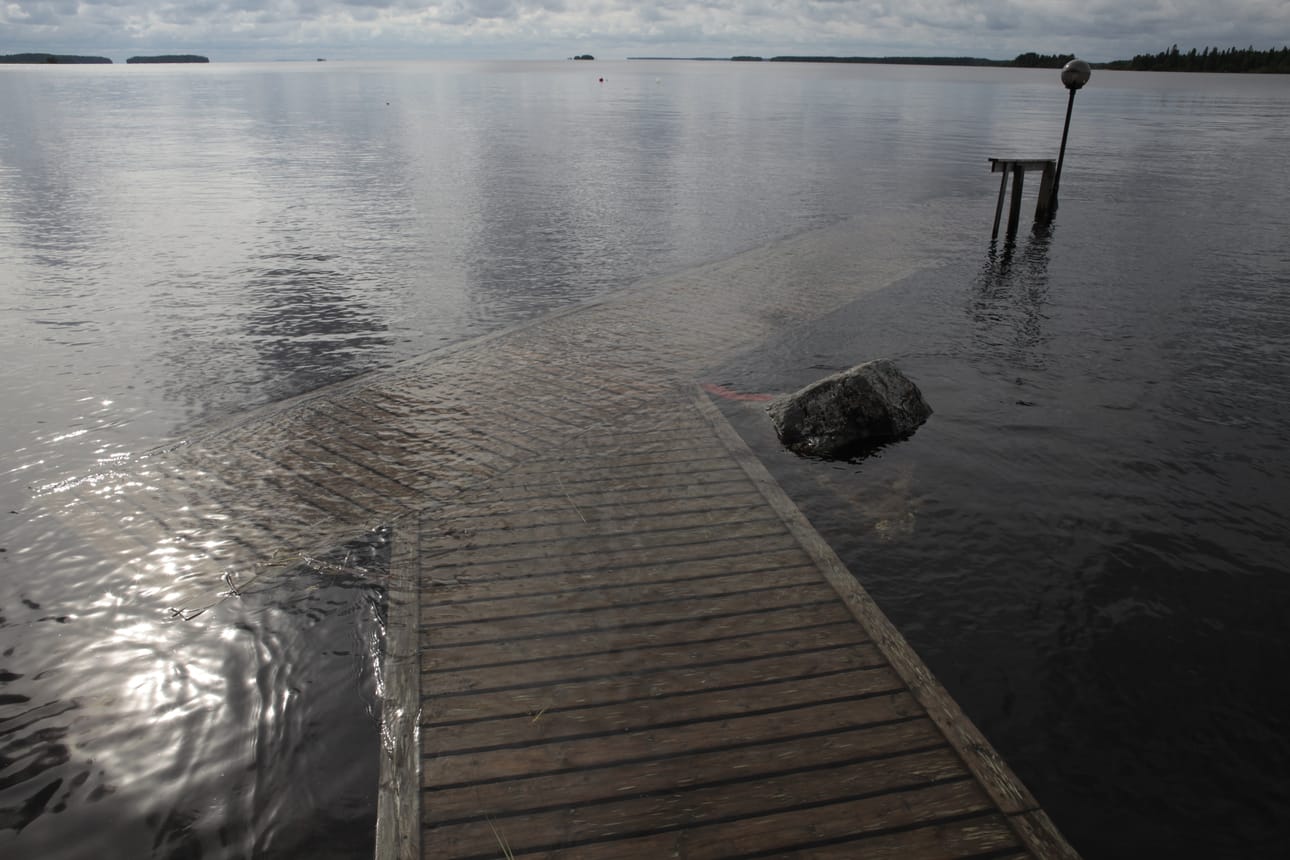 Oulujärven korkealla ollut vesi on aiheuttanut tuhoja rantatonteilla.