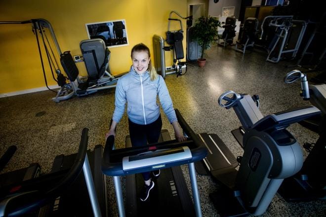 Jos liikunnan aloittaa nollasta, pelkistä kävelylenkeistä on hyötyä, sanoo Janika Hautala kuntosali Easyfitiltä. Sisätiloissa lenkit onnistuvat juoksumatolla. KUVA: JAAKKO ELENIUS