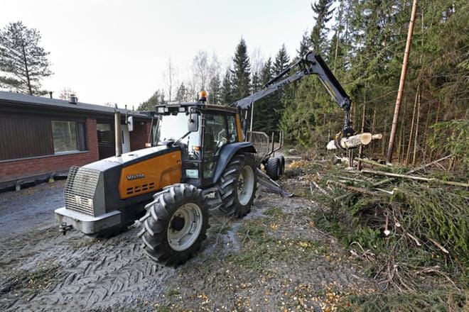Hakkuutyöt Seinäjoen seurakunnan kapealla soirolla Mäntypuiston alueella Nurmossa alkoivat maanantaina. KUVA: KARI LÖFHJELM