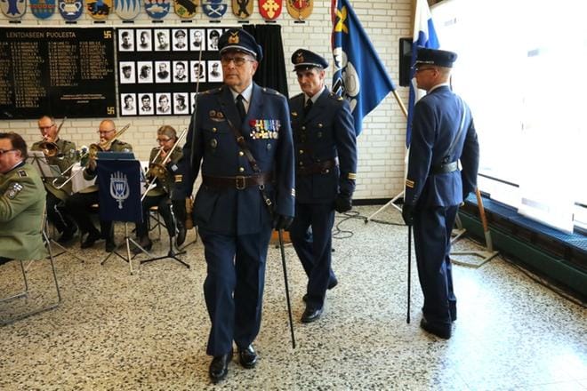 Kapteeni Jorma Risku johdatti lippuvartion varuskuntaravintolaan. Tikkakoskelta käymään tuotua lippua kantoi kapteeni Aulis Puro-Aho. Jälkimmäisenä lippu-upseerina asteli kapteeni Ismo Ojala. KUVAT: ANU NAHKALA