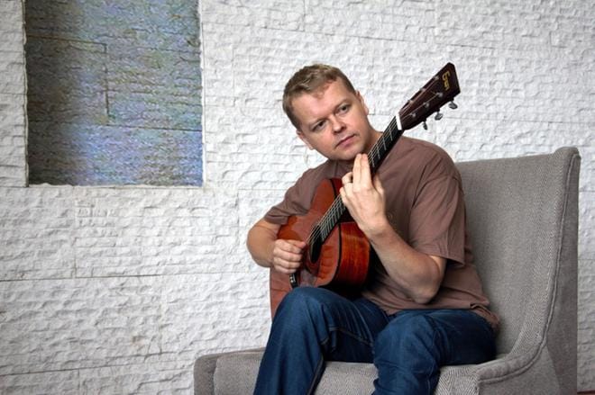 Tomi Paldanius musisoimassa hotellin aulassa Bangkokissa. KUVA: JOONAS KETOJA
