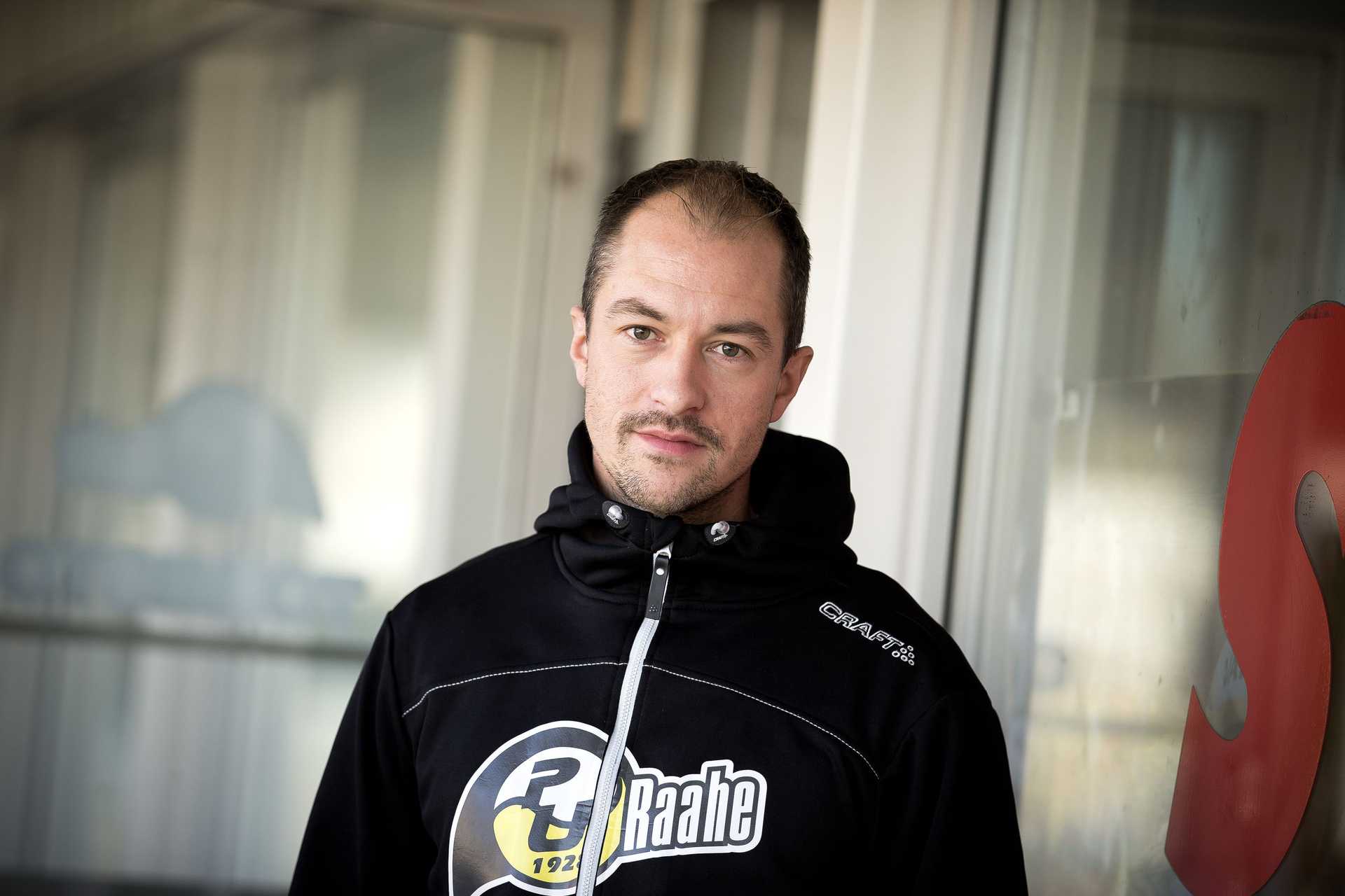 Timo Kallio sai sopimuksen allekirjoittamisen jälkeen ylleen PattU-hupparin.