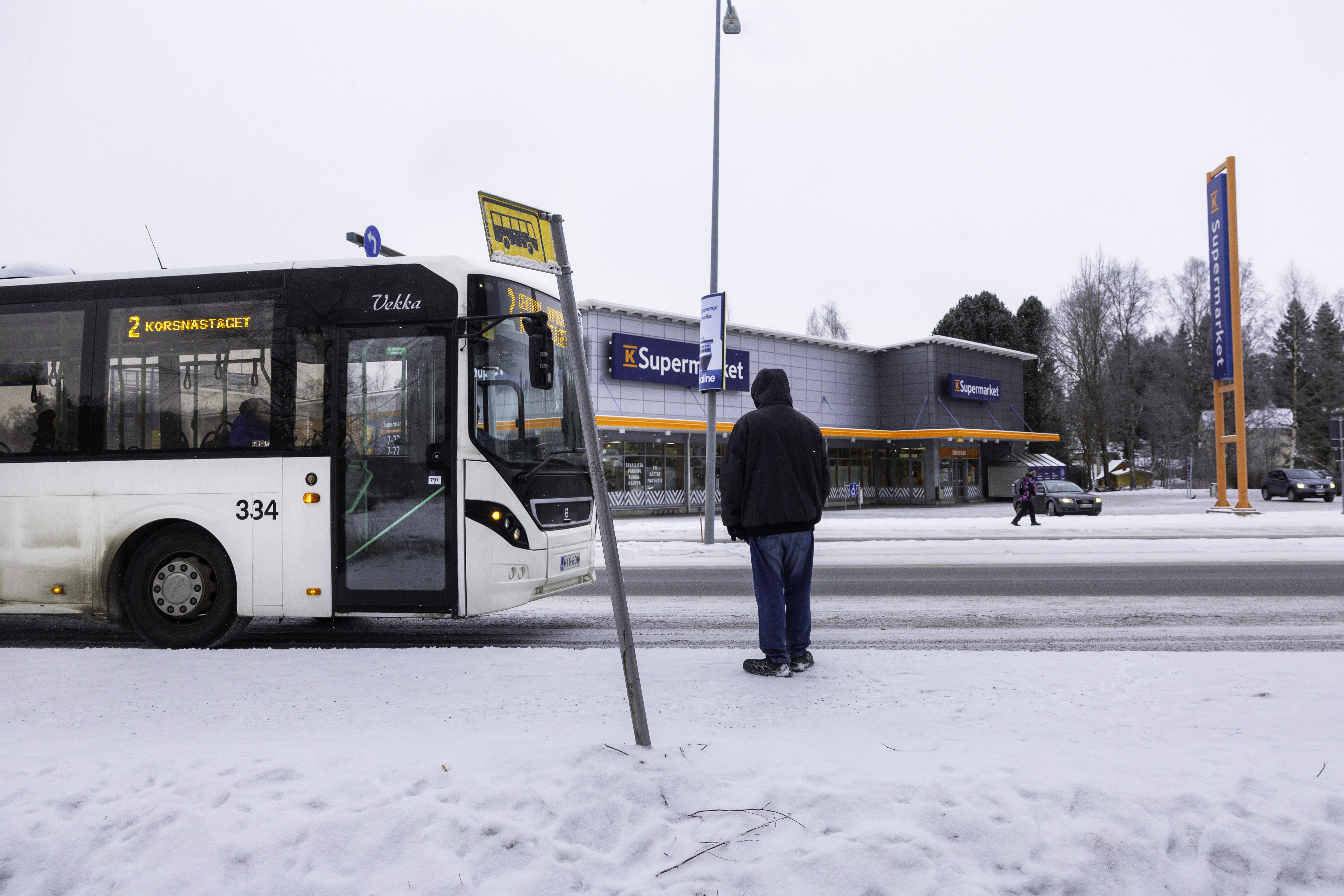 Huutoniemen puukotus herättää kaupunkilaisissa pelkoa ja ihmetystä – Poliisi kertoo, mitä ennen puukotusta tapahtui
