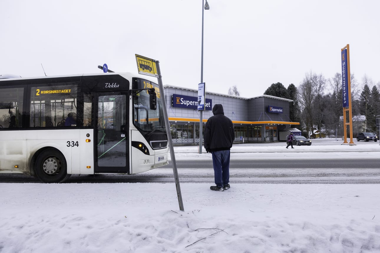 Vaasan Huutoniemen K-Supermarketin edustalla puukotettiin lauantaina 40-vuotiasta miestä. Poliisi epäilee 14-vuotiasta nuorta puukotuksesta.
