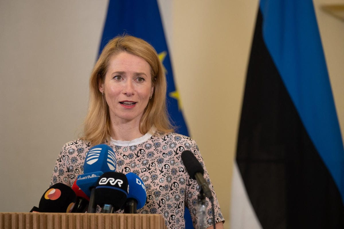 Pääministeri Kaja Kallas potkaisi perjantaina keskustapuolueen ulos hallituksesta. Samalla hän kutsui sosiaalidemokraatit ja Isänmaa-puolueen neuvotteluihin uudesta hallituksesta. LEHTIKUVA/AFP