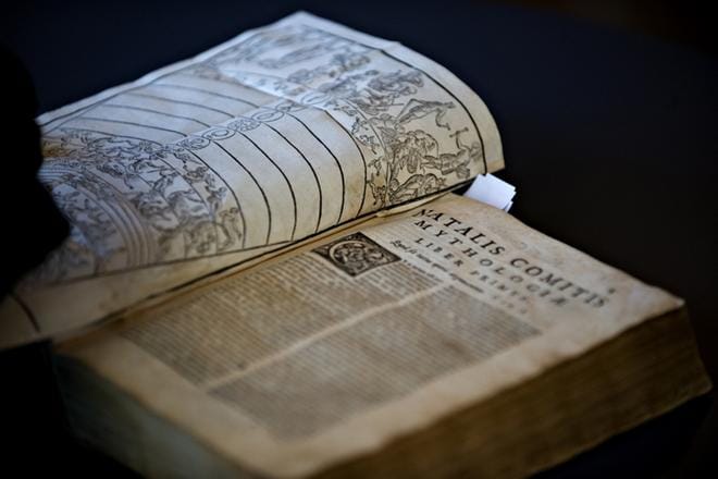 Kuvassa oleva 1600-luvulla antiikin tarustosta kirjoitettu kirja hankittiin vuonna 2011 Pohjanmaan museoon. KUVA: MINNA HIRVELÄ