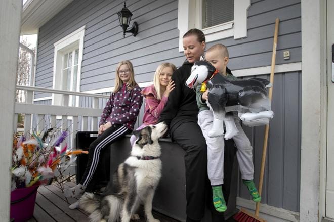 Jenna, Emilia, Alex ja Johanna Suokko asuvat Lapuan puolella. Lapset nauttivat koiravaljakoiden kyydistä tuon tuosta. KUVAT: JARI E. HAKALA