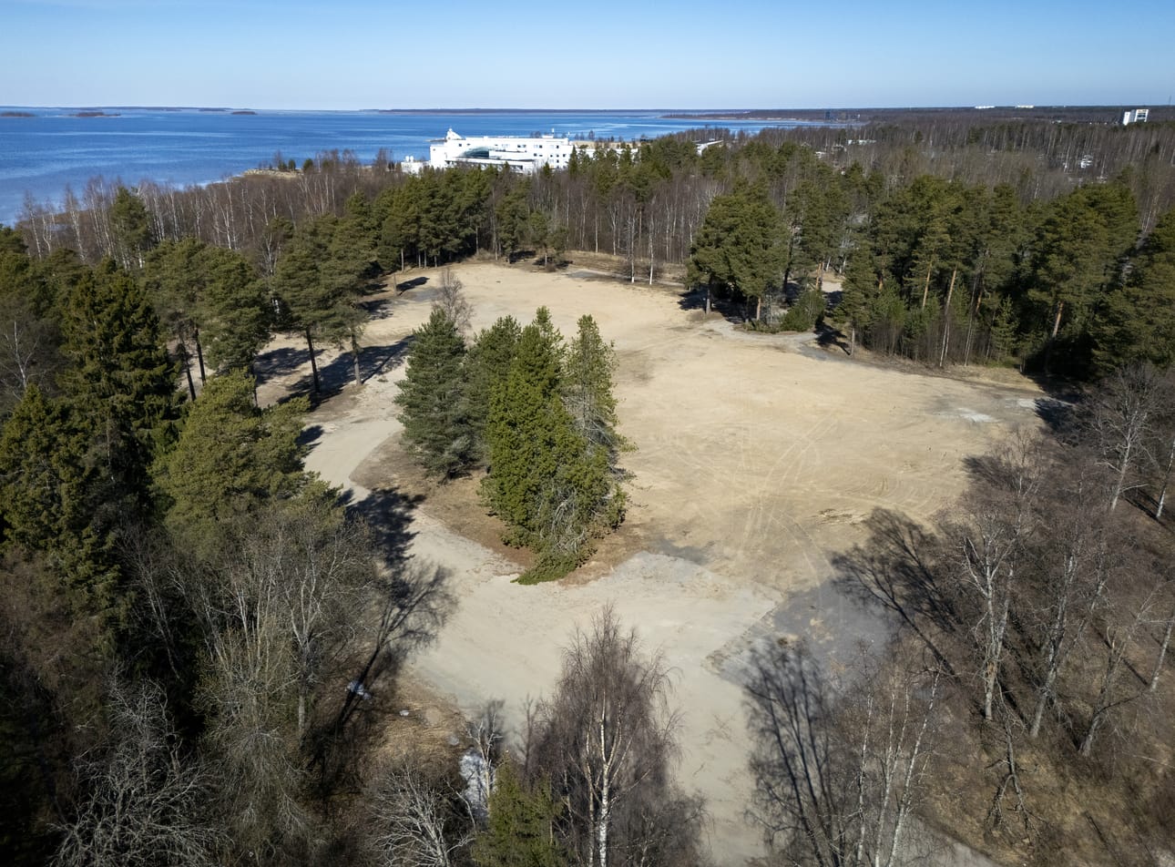 Oulun kaupunki purki omistamansa Pohton rakennukset viime vuonna. Takana näkyy Edenin kylpylähotellin rakennus, jonka toiminta elpyy tänä vuonna.
