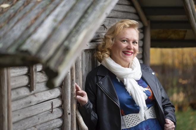 Laulava erikoishammaslääkäri Susanna Starck parantelee nyt flunssaansa, jotta ääni kantaa sunnuntaina Isonkyrön Ylipään nuorisoseuralla pidettävässä konsertissa. KUVA: KIMMO KARINEN