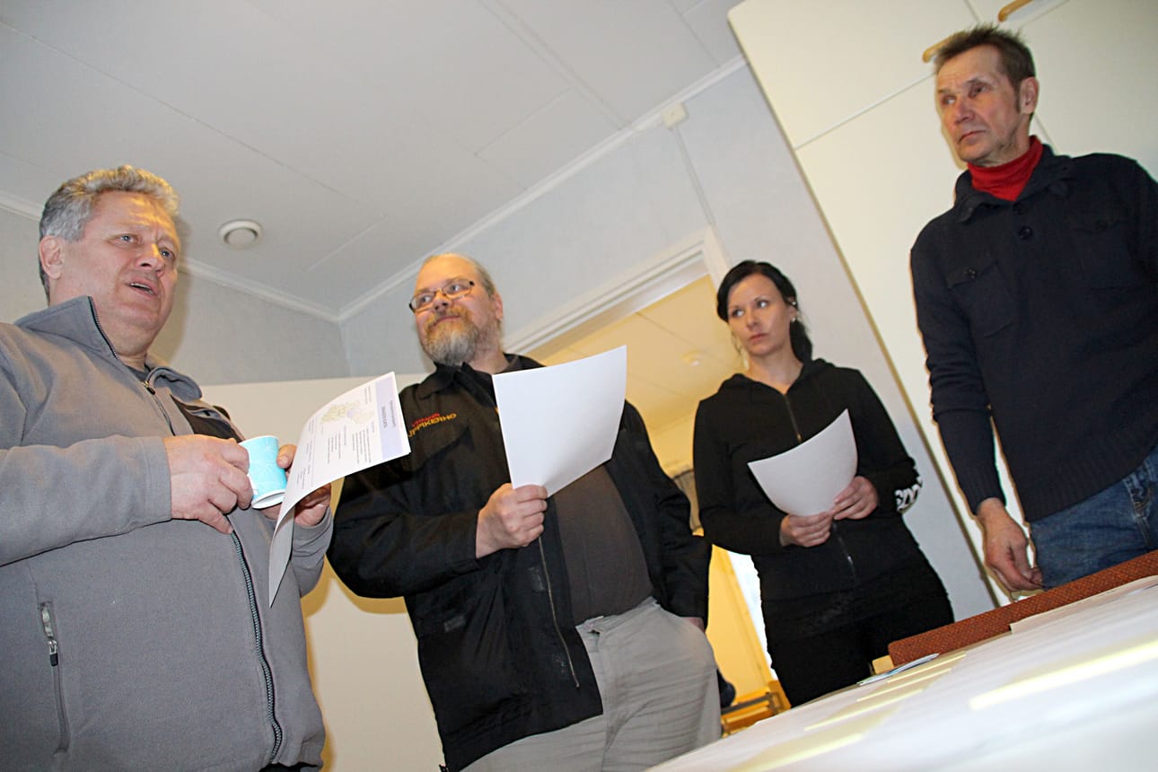 Risto Niinimaa, Marko Alaluusua, Hanna Valtokari ja Jarmo Pitkänen miettivät, mitä kuntakorttiin oikein voisi kirjata.