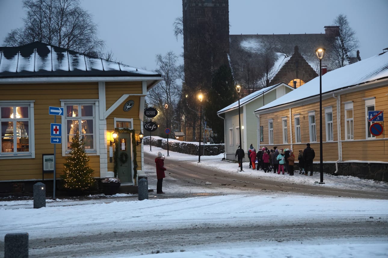 Kattilat ja pannut kolisivat, kun rumpaajat kulkivat Vanhassa Raahessa.