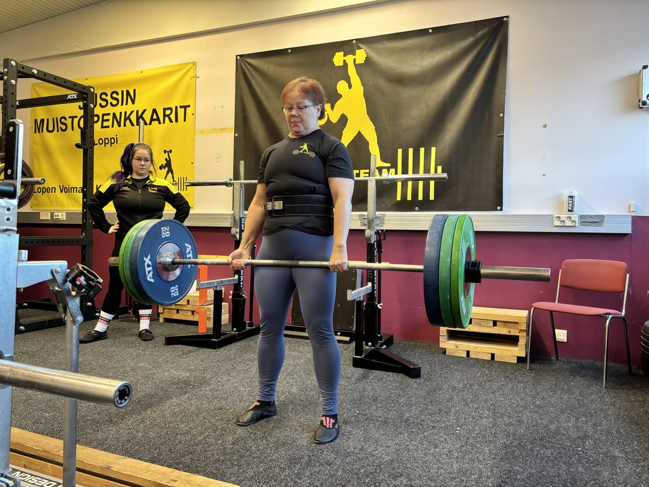 Katja Hellsten aloitti voimanoston hurahdettuaan ensin toiminnalliseen harjoitteluun. Siinä hän oppi kahvakuulaamaan, kyykkäämään ja tekemään tempauksia levytangolla. Treenikaverina on valmentaja Rosa Leskinen. Kuva: Pauli Reinikainen