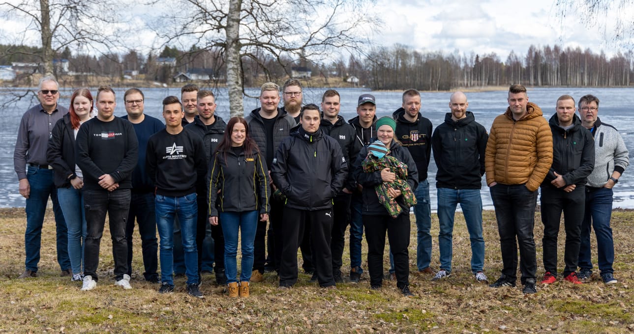 Oheinen joukko suoritti maatalousyrittäjävalmennuksen. Kuvassa takana vasemmalla Järviseudun ammatti-instituutin aikuiskoulutusjohtaja Risto Riihimäki ja oikealla vastuukouluttaja Timo Ikola.
