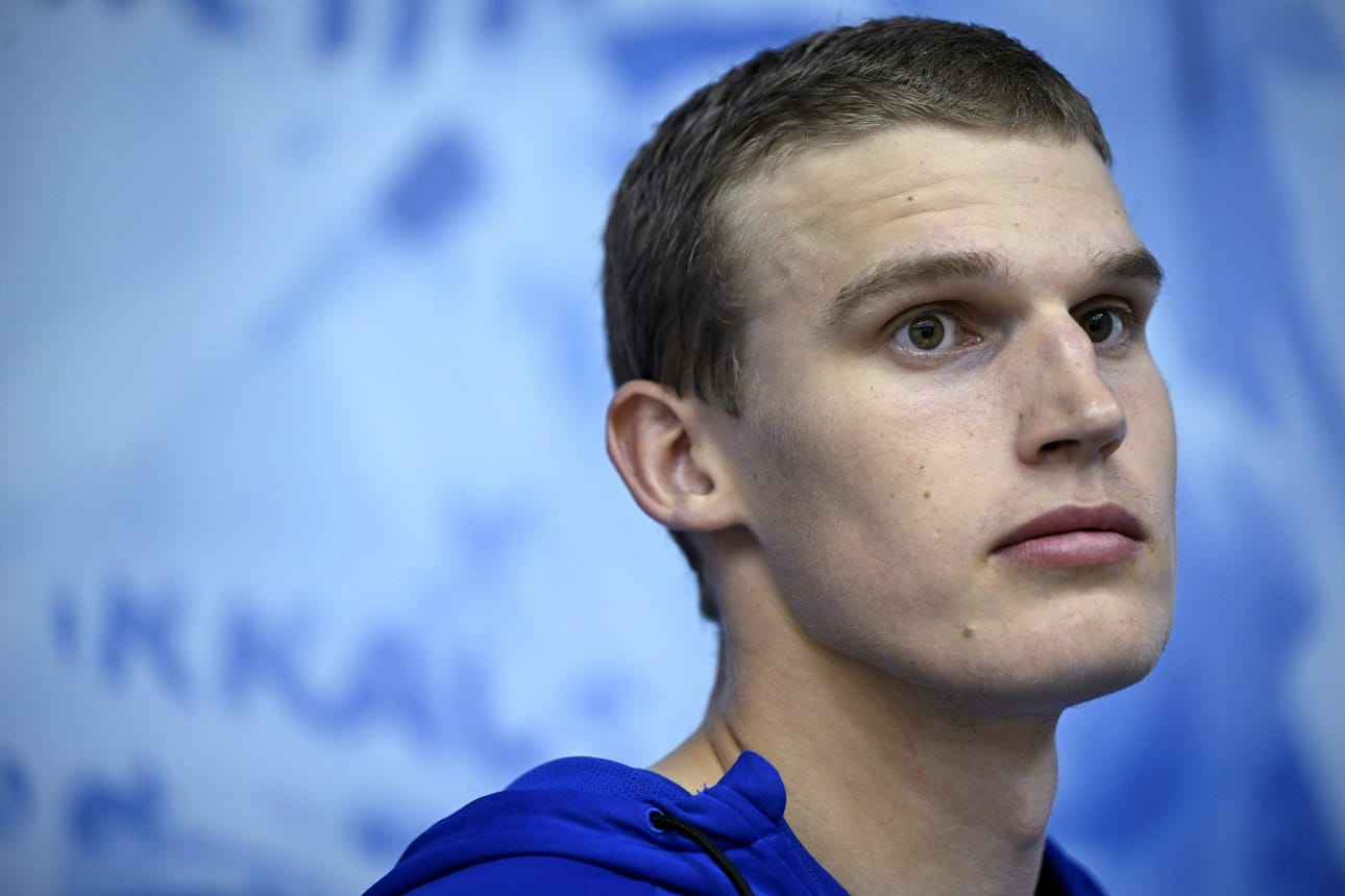 Lauri Markkanen kertoi jättävänsä pelit väliin terveyssyiden takia. Markkanen kuvattiin elokuussa 2023. LEHTIKUVA / ANTTI AIMO-KOIVISTO