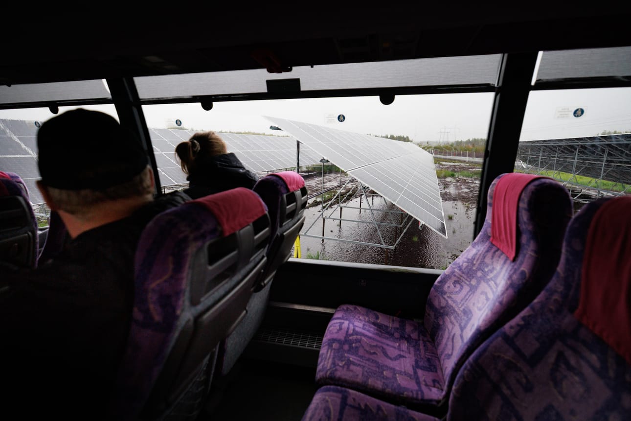 Kutsuvieraat pääsivät aurinkovoimalan vihkiäistilaisuudessa bussikierrokselle entisen turvenevan ympäri.