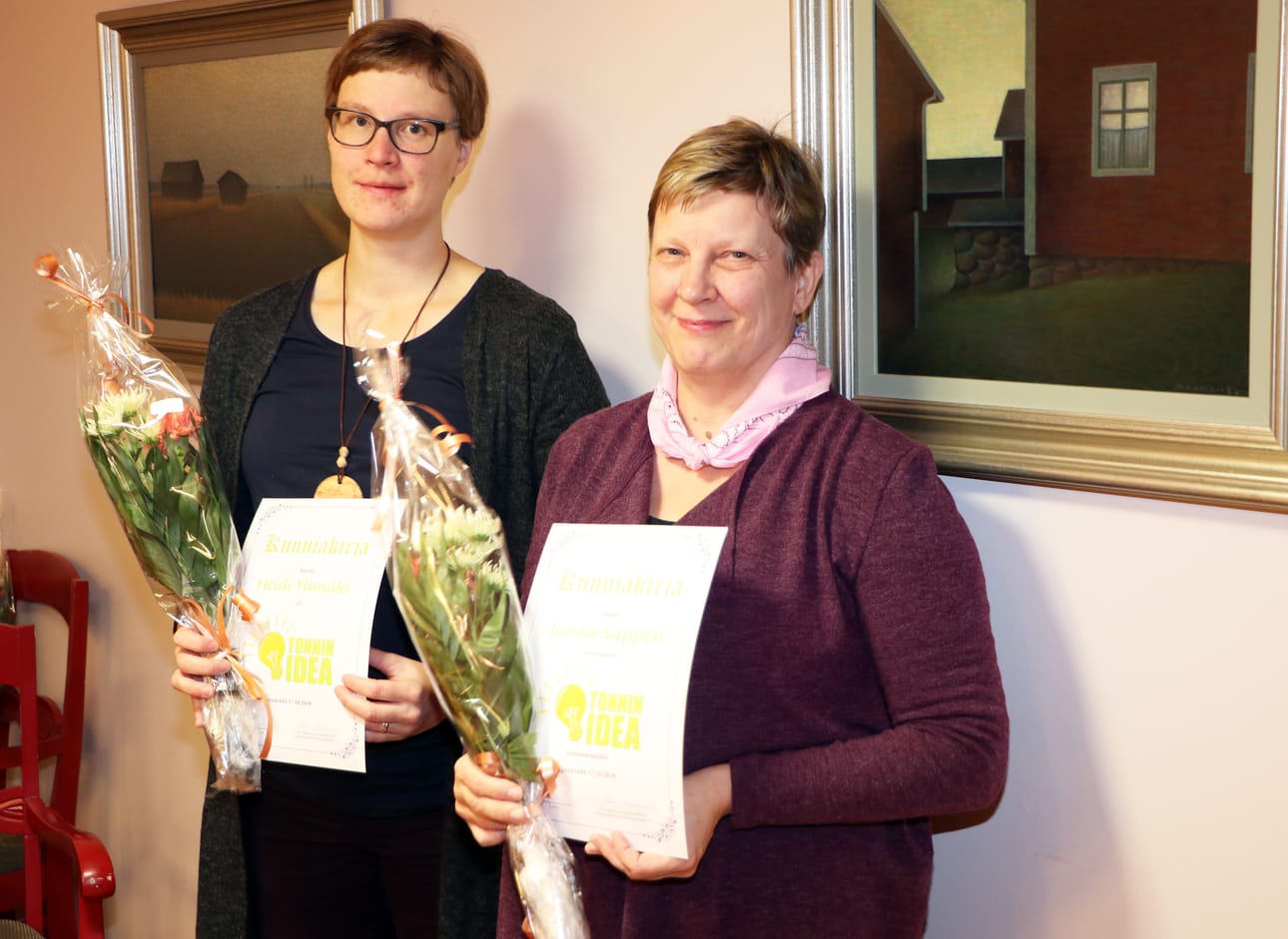 Heidi Ylimäen (vasemmalla) ja kuvasta puuttuvan Roosa Karppisen ehdotus nuotiopaikasta voitti Tyrnävän Tonnin idea -kilpailun. Nuotiopaikan sijainti ratkeaa myöhemmin. Kunniamaininnan sai Jaana Supperin ehdotus kuntovihkoista. Myös Harri Rauhanummen ideaa torille sijoitettavasta tienviittapylväästä pidettiin kunniamaininnan arvoisena.