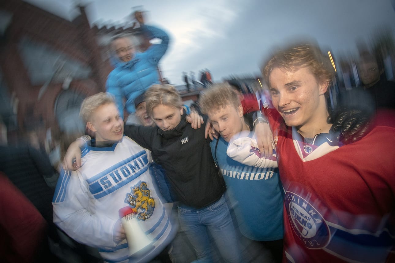 Eemeli Anttila, Valtteri Köykkä, Valtteri Taskinen ja Topias Nygård juhlivat Suomen maailmanmestaruutta