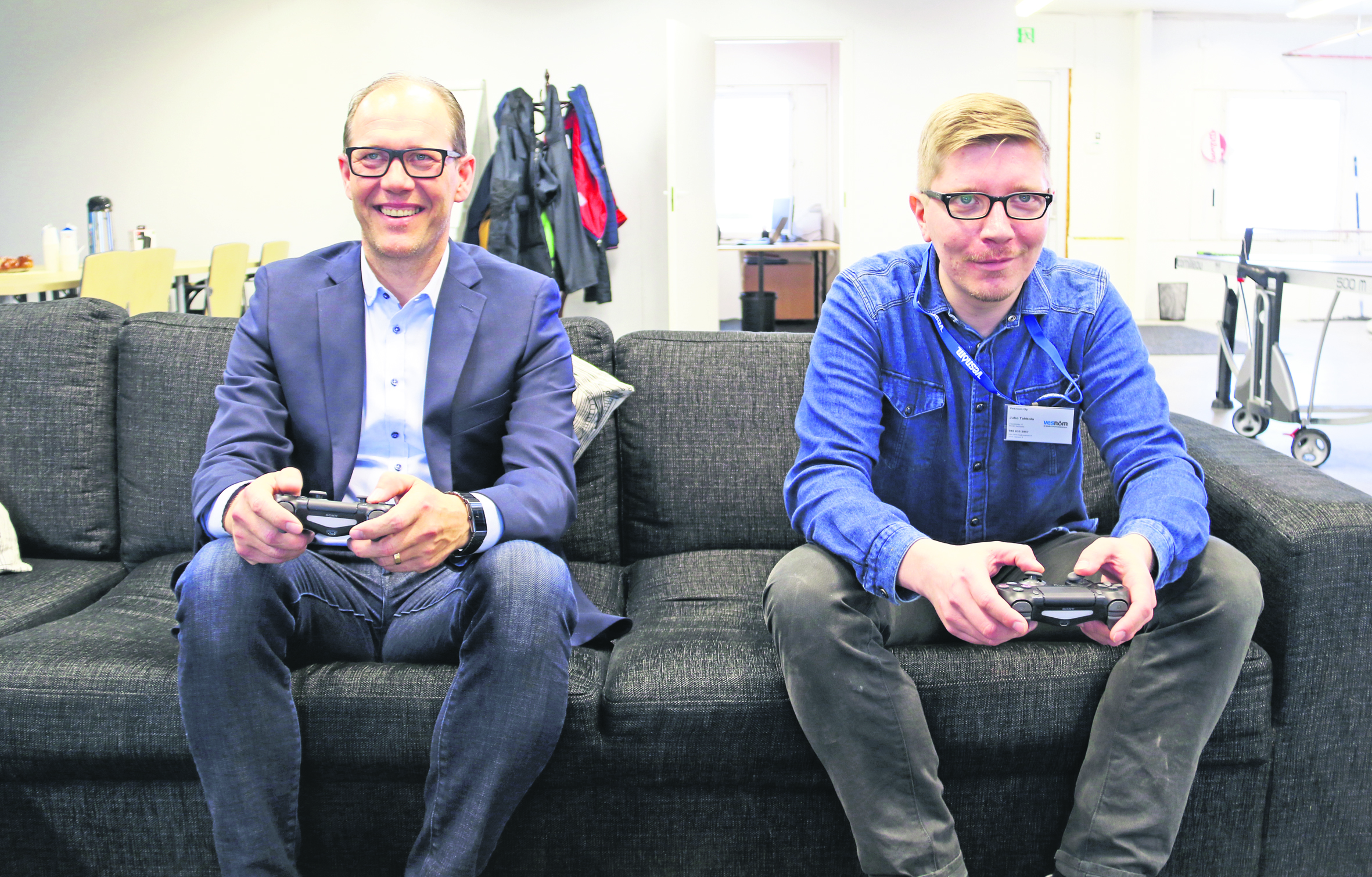 Toimitusjohtaja Jaakko Tahkola ja asiakashankintapäällikkö Jussi Tahkola pleikkaripelin tiimellyksessä.