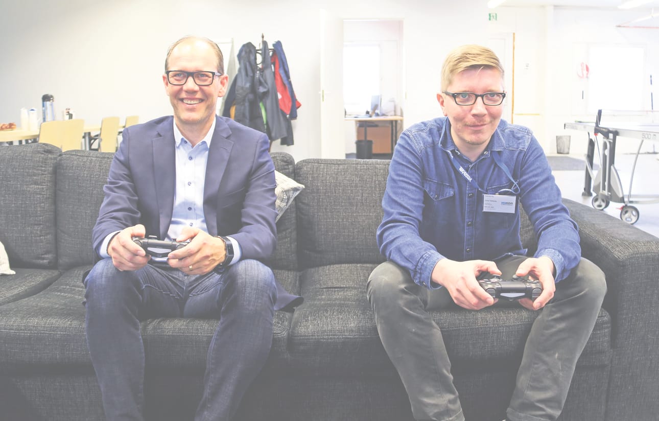 Toimitusjohtaja Jaakko Tahkola ja asiakashankintapäällikkö Jussi Tahkola pleikkaripelin tiimellyksessä.
