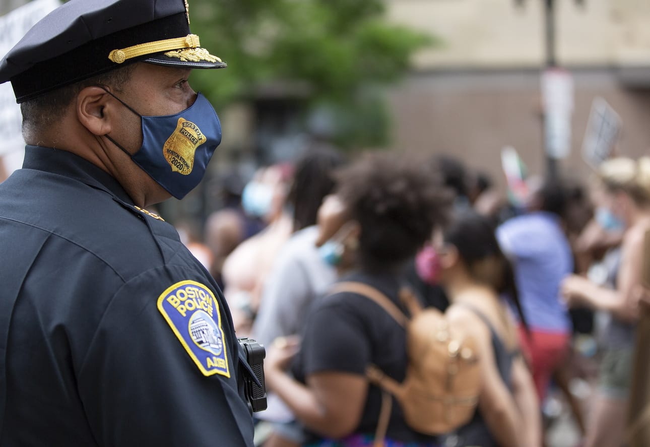 Poliisi valvoi George Floydin kuolemasta syntynyttä protestia Bostonissa toukokuun lopussa.