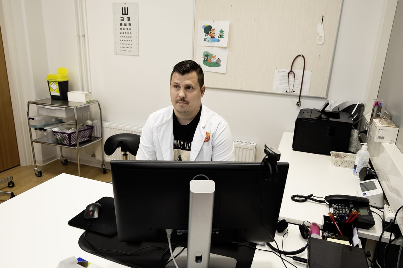 Yleislääkäri Ossi Suihkonen Pihlajalinnan Raahen toimipisteeltä sanoo, että valinnanvapauskokeilua hyödyntäviä asiakkaita on käynyt hänen vastaanotollaan jonkin verran.