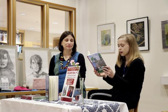 Soinilaiset äiti ja tytär, Kati ja Alina Keski-Mäenpää kertoivat Hildan haamu -salapoliisiromaanin kirjoittamisesta ja juonen kehittelystä Alajärven kirjastossa. KUVA: SARI HEINILÄ