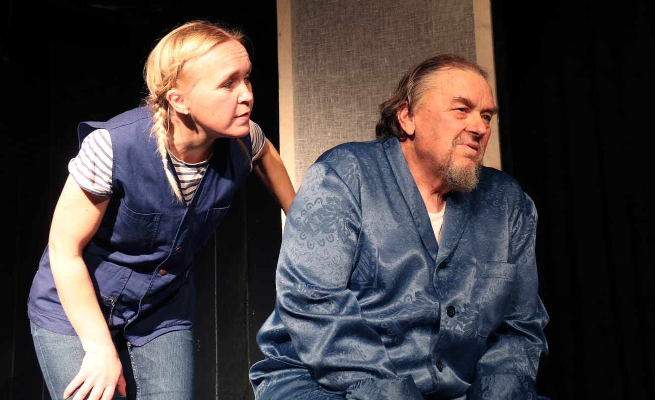Alzheimer-päivän tapahtumassa on mahdollisuus seurata Aarnen (Jouko Mäkinen) ja hoitajan (Laura Jokinen) kohtaamista Isä-näytelmän harjoituksissa.