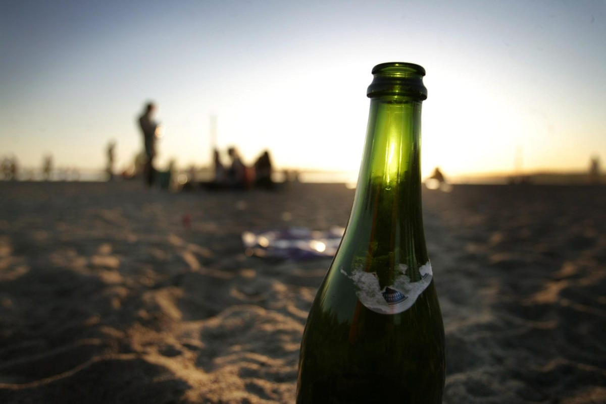 Poliisihallituksen mukaan valvonnalla pyritään muun muassa estämään alkoholijuomien välitys alaikäisille. Lisäksi poliisi puuttuu valvonnassaan muihin häiriöihin ja humalajuomiseen yleisillä paikoilla. LEHTIKUVA / VILLE MÄNNIKKÖ