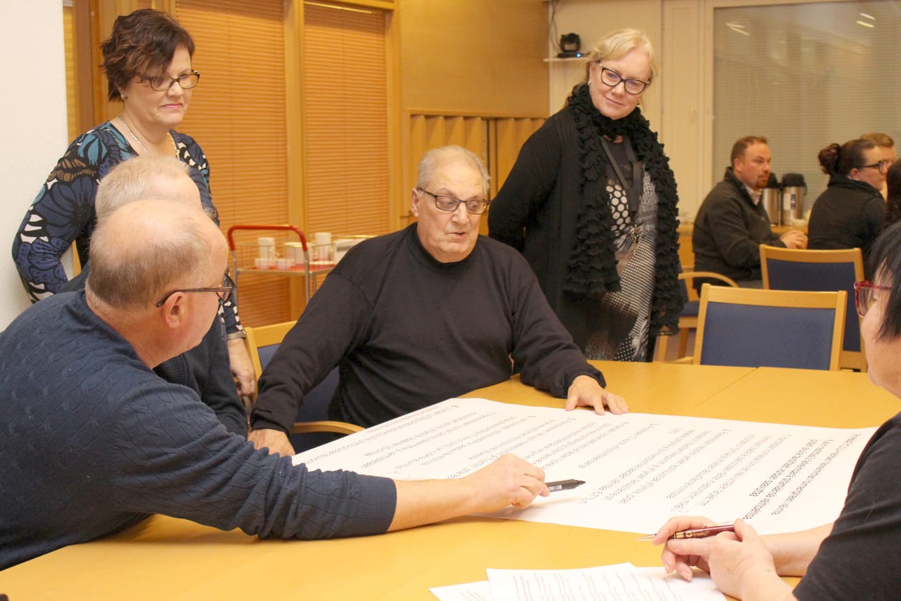Siikalatvalla yrittäjät ottivat kunnan pyynnöstä kantaa valmisteilla olevan elinkeino-ohjelman painotuksiin. Ryhmätyön äärellä Alpo Konola, Jorma Marttila, Outi Kronqvist, Viljo Långström, Seija Mäenpää ja Leena Taskila.