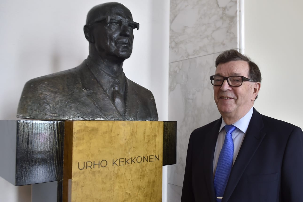 Eduskuntaan palannut Paavo Väyrynen asettui kuvattavaksi presidentti Urho Kekkosen patsaan vierelle.