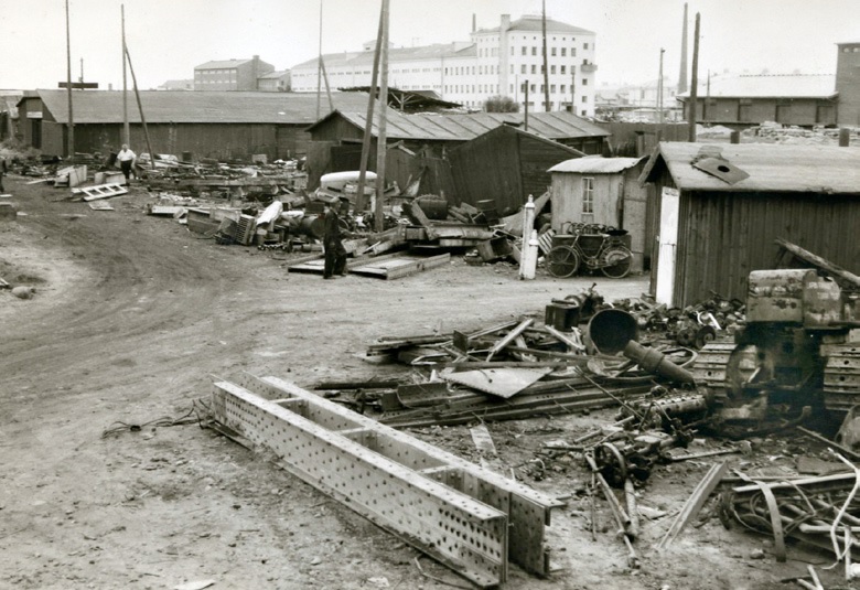 Niemisen romuliike sodan jälkeen kesään 1961 saakka sijaitsi Lyötynkadulla. Takana keskellä iso vaalea rakennus on SOK:n konttori- ja varastorakennus.
