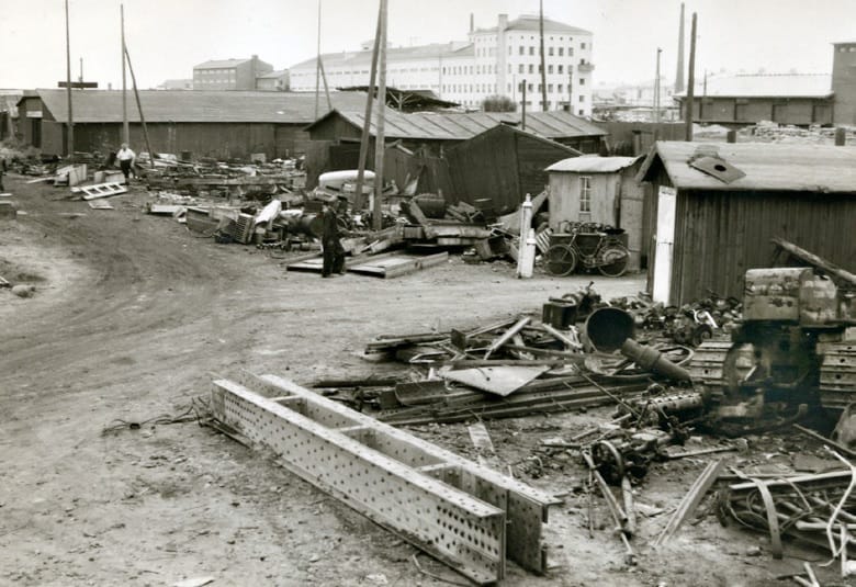 Niemisen romuliike sodan jälkeen kesään 1961 saakka sijaitsi Lyötynkadulla. Takana keskellä iso vaalea rakennus on SOK:n konttori- ja varastorakennus.