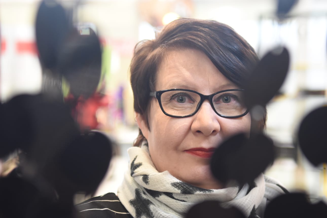 Hiushuoneen Tarja Säkkinen on toisen polven kampaamoyrittäjä.