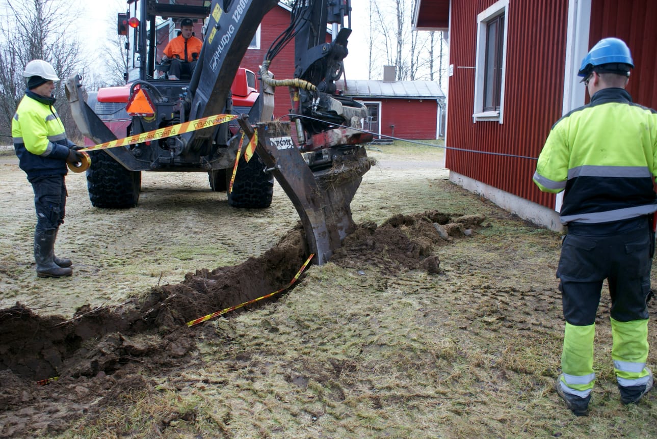 Oulun Maakoneen miehet vetelivät viimeisiä kyläverkon taloliittymiä viime syksynä ennen talven tuloa Sarakylässä. – Ilmoista riippuu, kuinka pitkään tänä syksynä töitä jatketaan, sanoo Kairan Kuidun toimitusjohtaja Mikko Kälkäjä.